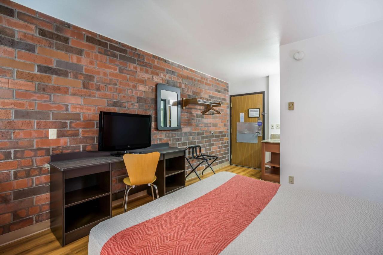 Hotel 6-madison, Wi - East